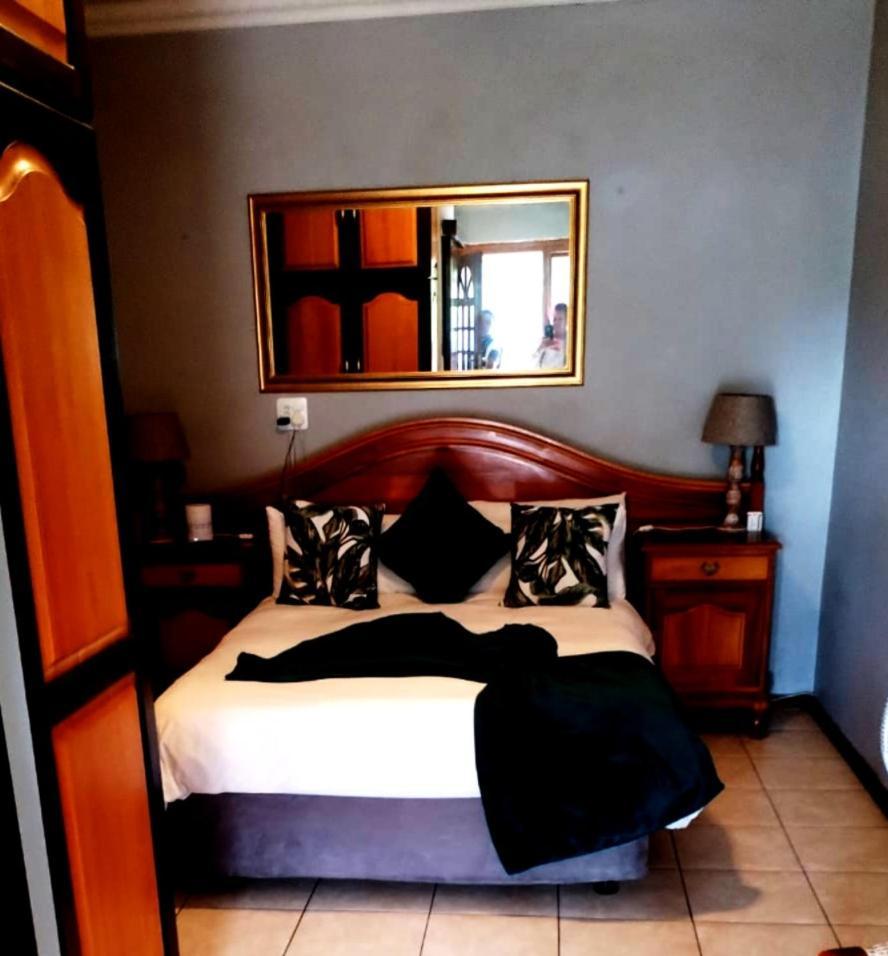 Lagoon Breeze Guest House Книсна Екстериор снимка