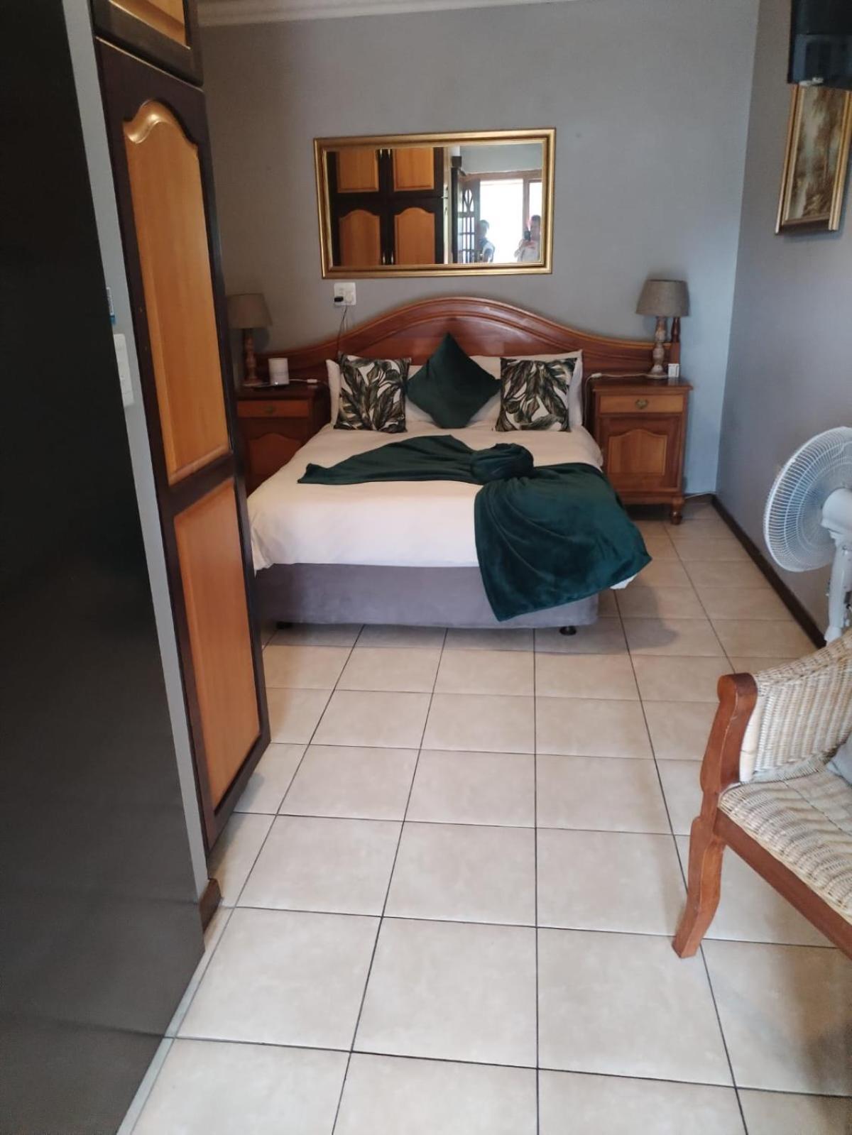 Lagoon Breeze Guest House Книсна Екстериор снимка
